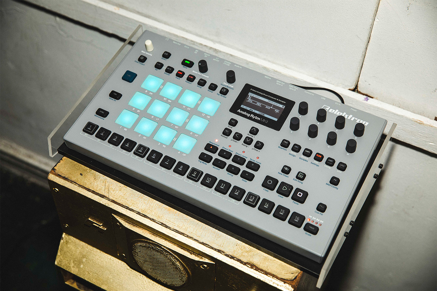 最新作『Action』で活躍したElektron の８ボイスのアナログドラムマシン＆サンプラーAnalog Rytm MKII。 