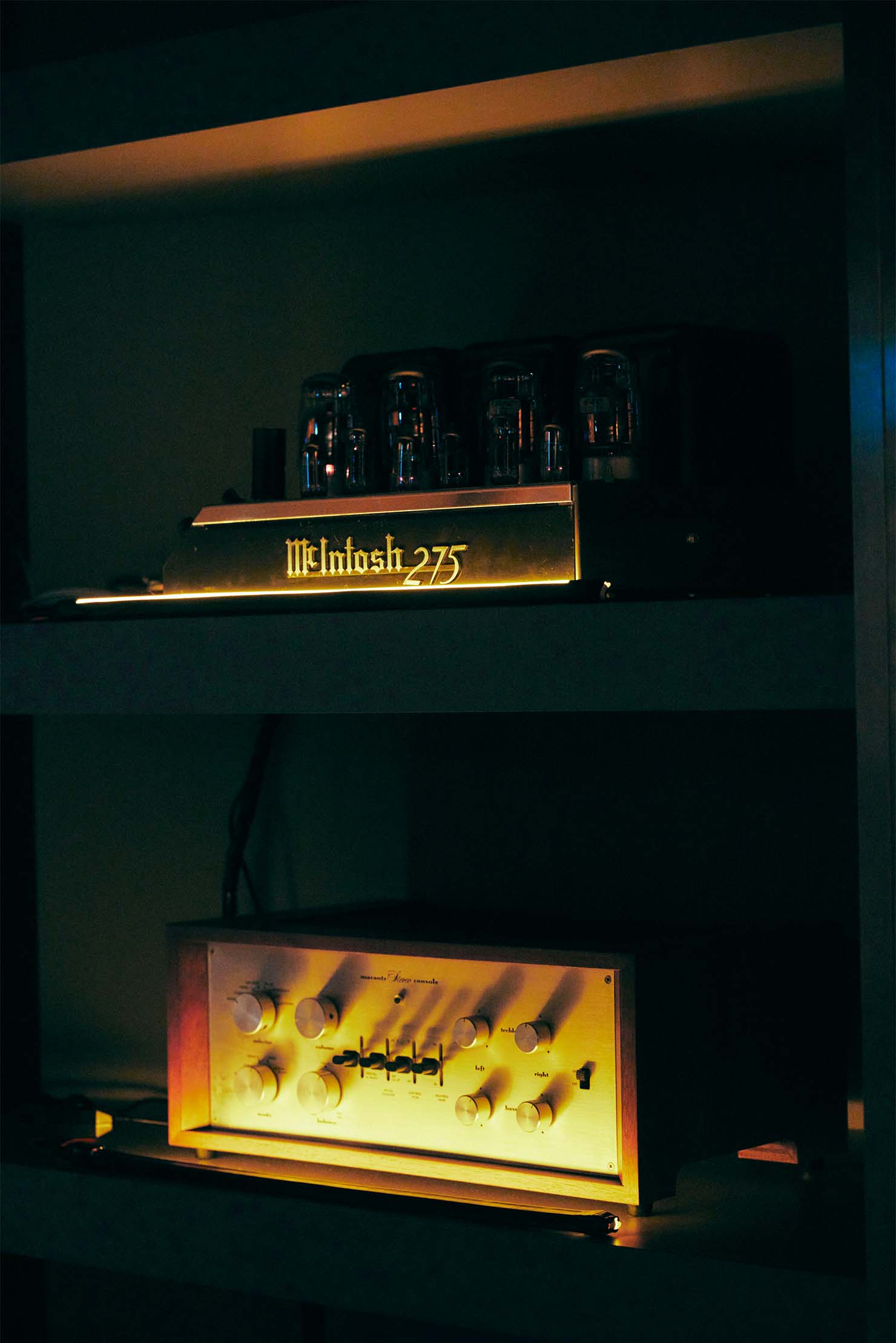 真空管パワーアンプ：McIntosh MC275（写真上）、真空管プリメインアンプ：Marantz Model 7 Stereo Console（写真下）