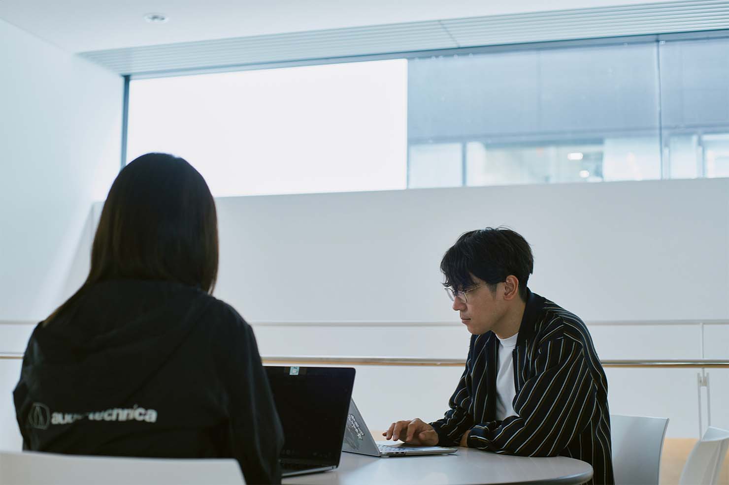 後輩も加わって、タイマー画面のデザインを検討（写真右が大島さん） Photos：Hinano Kimoto