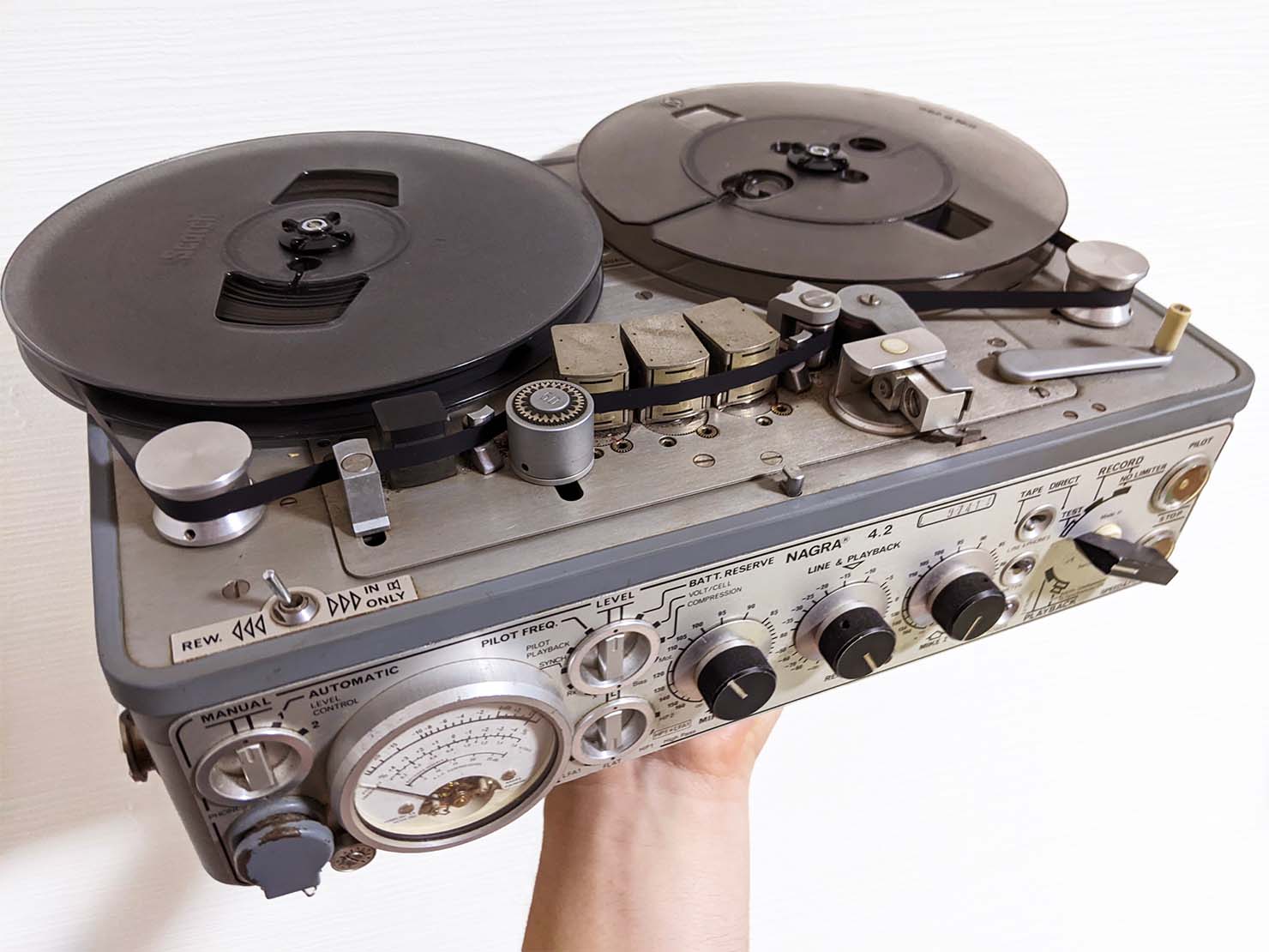 同じく筆者が所有するNAGRA 4.2。 アナログ時代は世界標準だったモノラルテープレコーダー。 単一乾電池12本で駆動するが、電池を含めた総重量はなんと6kgほど…！