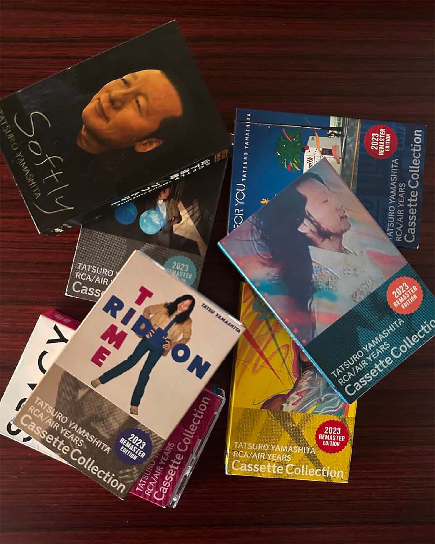 小田島さんのコレクション。 ちゃんと自分で購入したのは意外にも最近で、『Softly』のカセットからだった。 「カセットでも出てるんだ」と嬉しくなって購入したそうだ。 