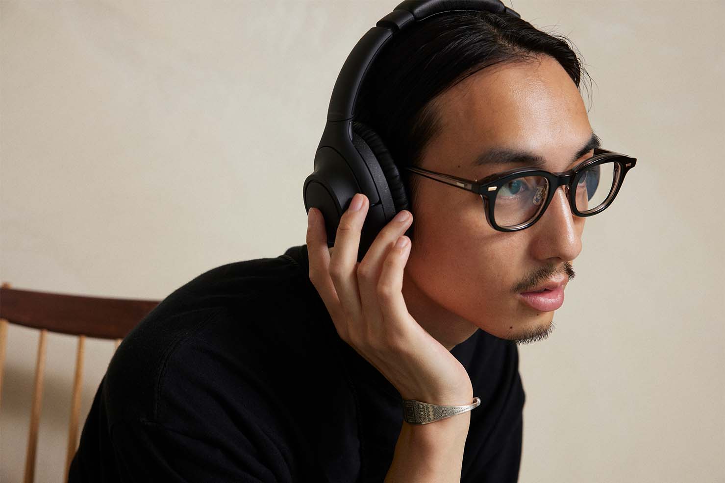 AKUSH（アクシュ）のTシャツに、友人から貰った古着のパンツをあわせて、全身ブラックのワントーンコーデ
