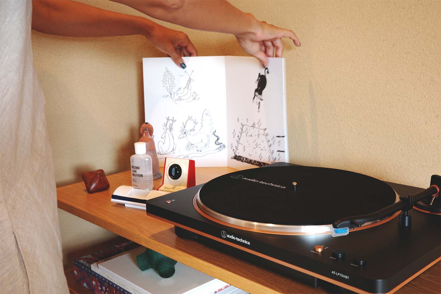 レコードプレーヤーをおしゃれに飾りたい。KIANキュレーター石川佳世子の〈AT-LP70XBTとアートの飾り方〉を観察してみた