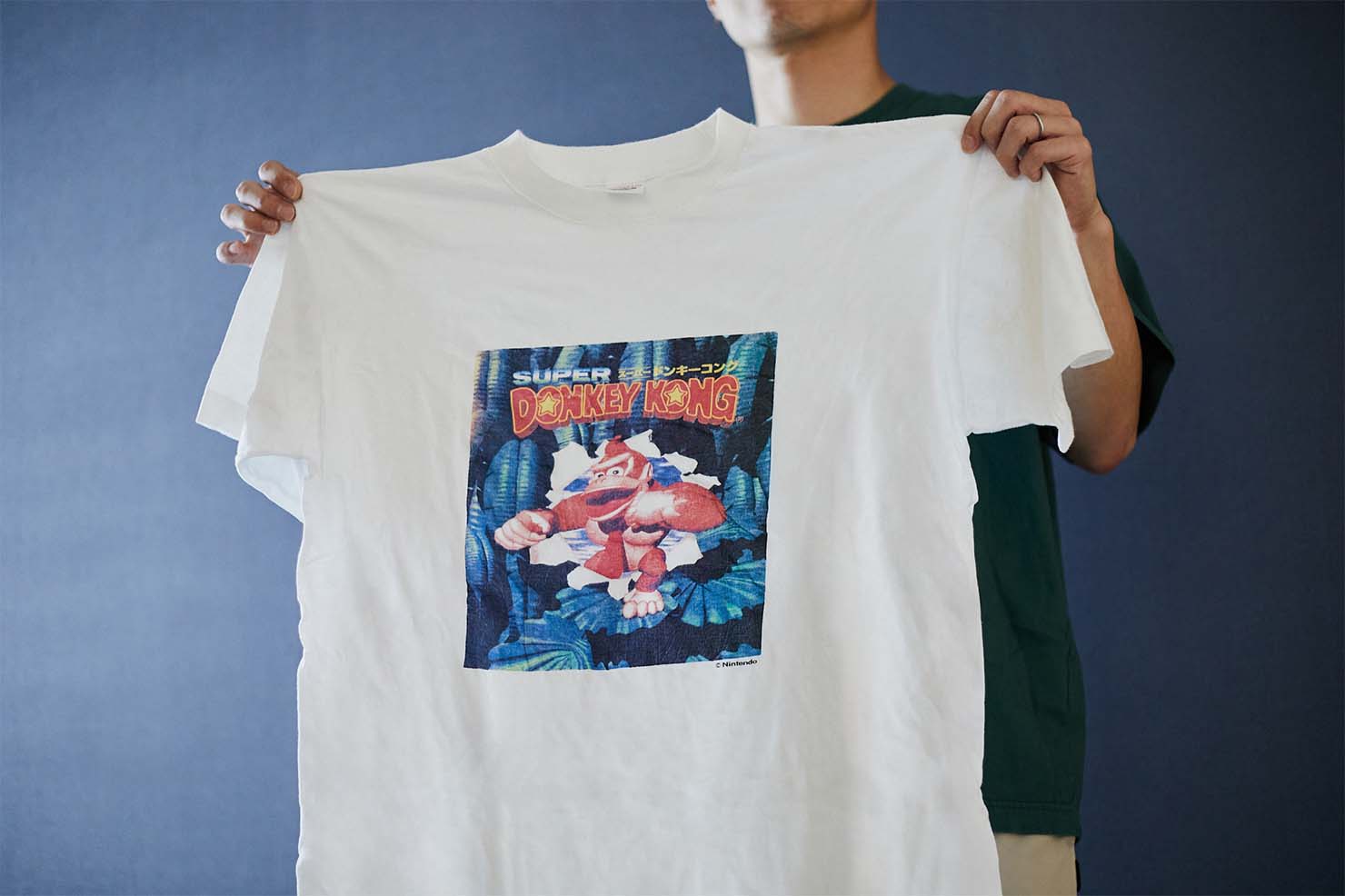 ノッティンガムでの邂逅時に着ていたTシャツ。 日本の古着屋さんで見つけたもので、タグから察するにおそらく当時のUFOキャッチャーか何かの景品用で制作されたものだそう。 