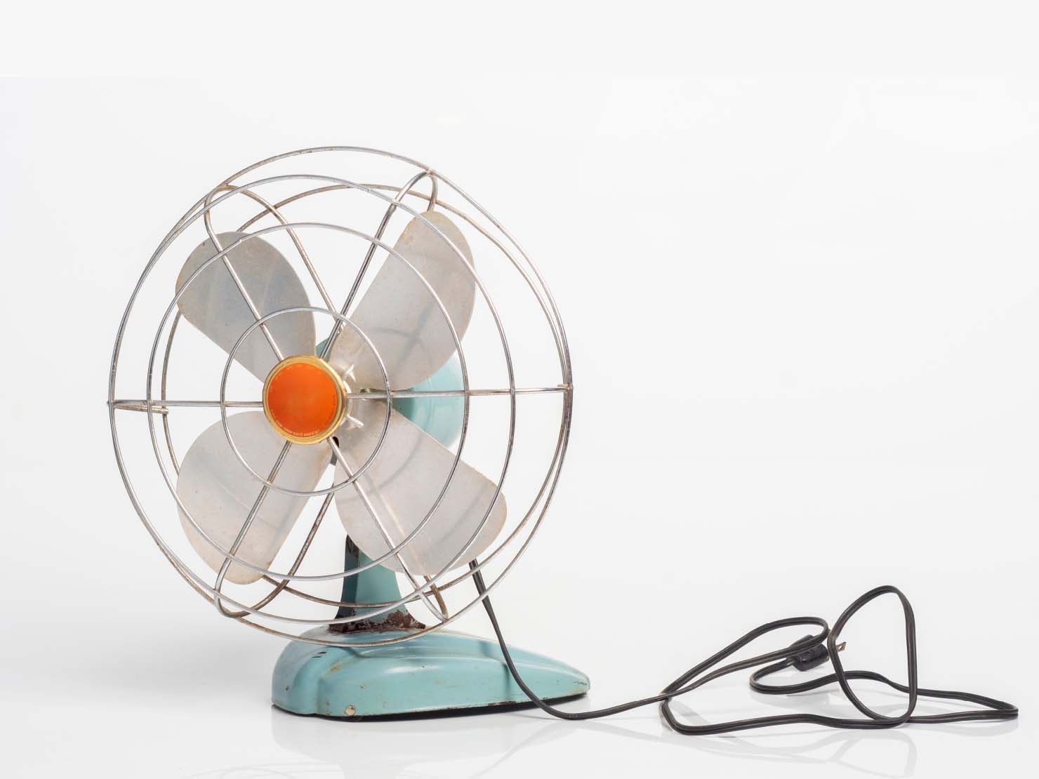 ハイエンド・コンポーネンツでも、その辺の扇風機やドライヤーなんかと変わらないような電源コードが付いていました