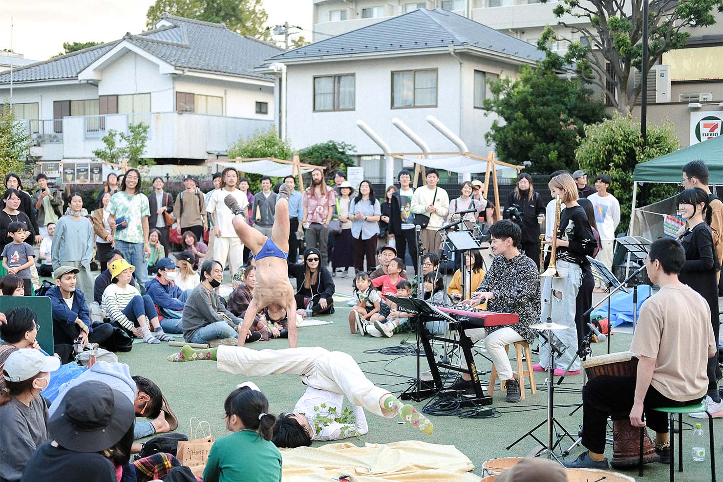 バンド・東京塩麹の演奏に混ざる、ダンサー・アーティストのAokidと、パフォーマーのばー子。 