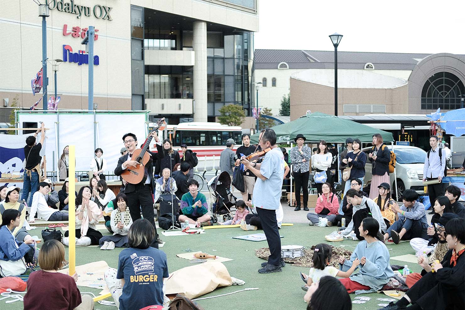 右奥のアーチ状の窓がある建物が小田急線狛江駅。 左が駅ビルで、ロータリーにはバスが出入りする。 