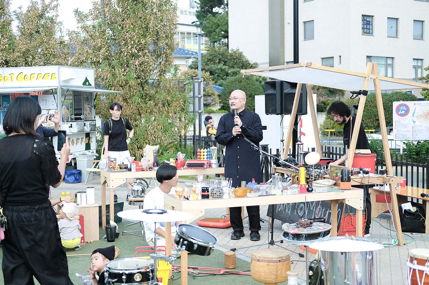 昨年の出店者「Hand To Mouth」。リサイクルショップでありながらも、モノで音を鳴らしその場で音楽を作る。 