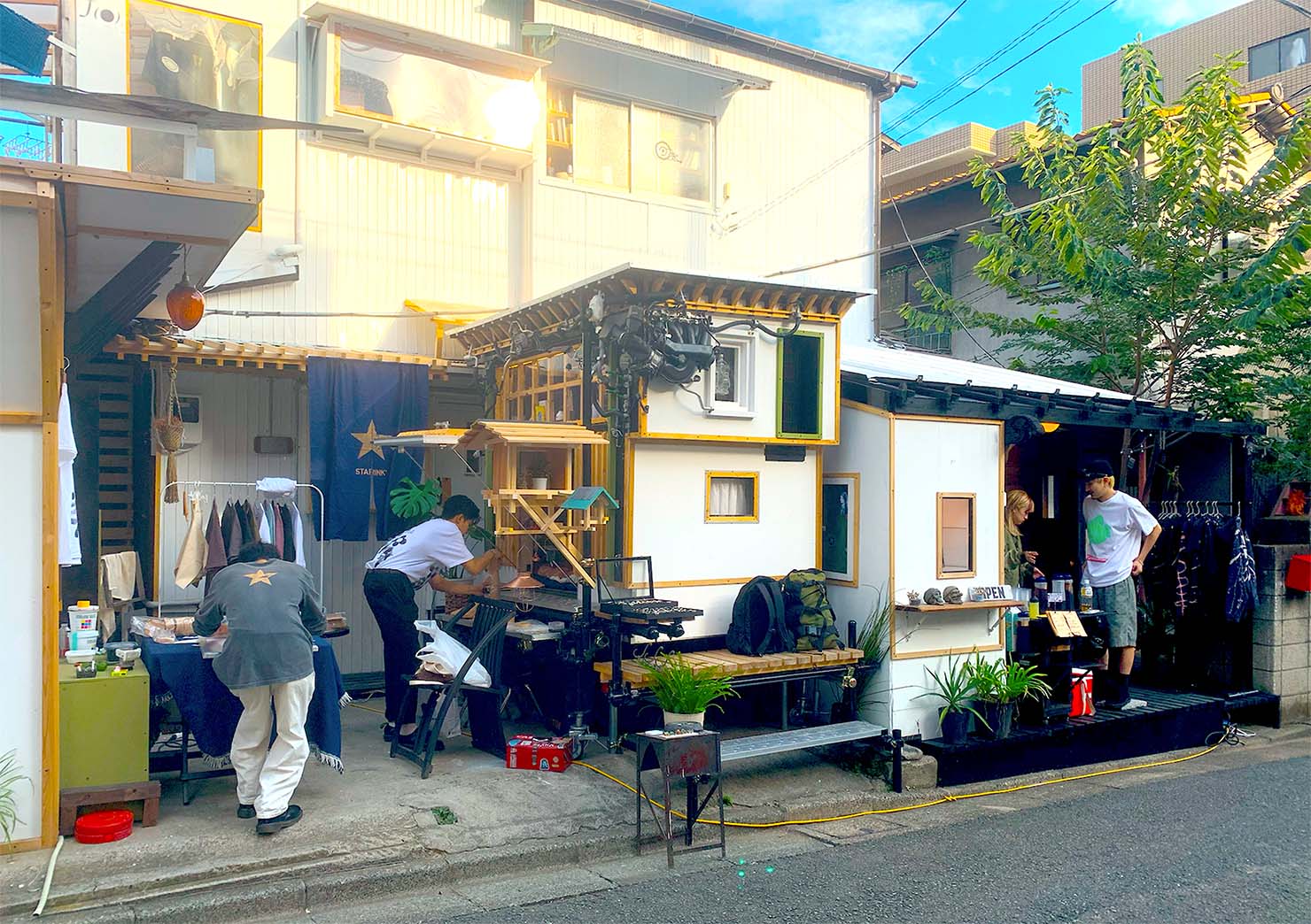 ポップアップイベント時の様子。 中央がHouse-Core「ろじ屋」にドッキングしているMobile Cell “Aura”。 