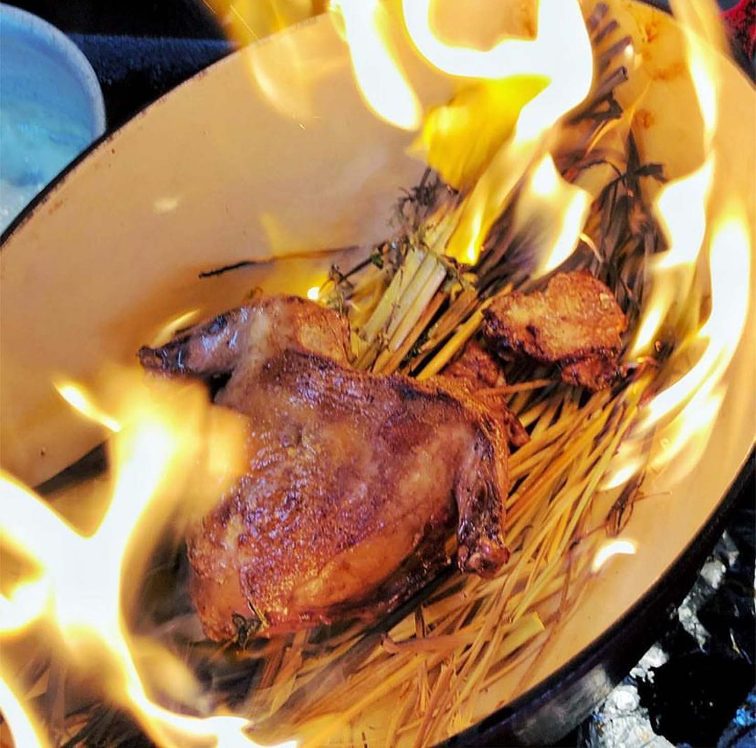 「Pinox」水野健児さんの藁を使ったスモーク調理料理。 