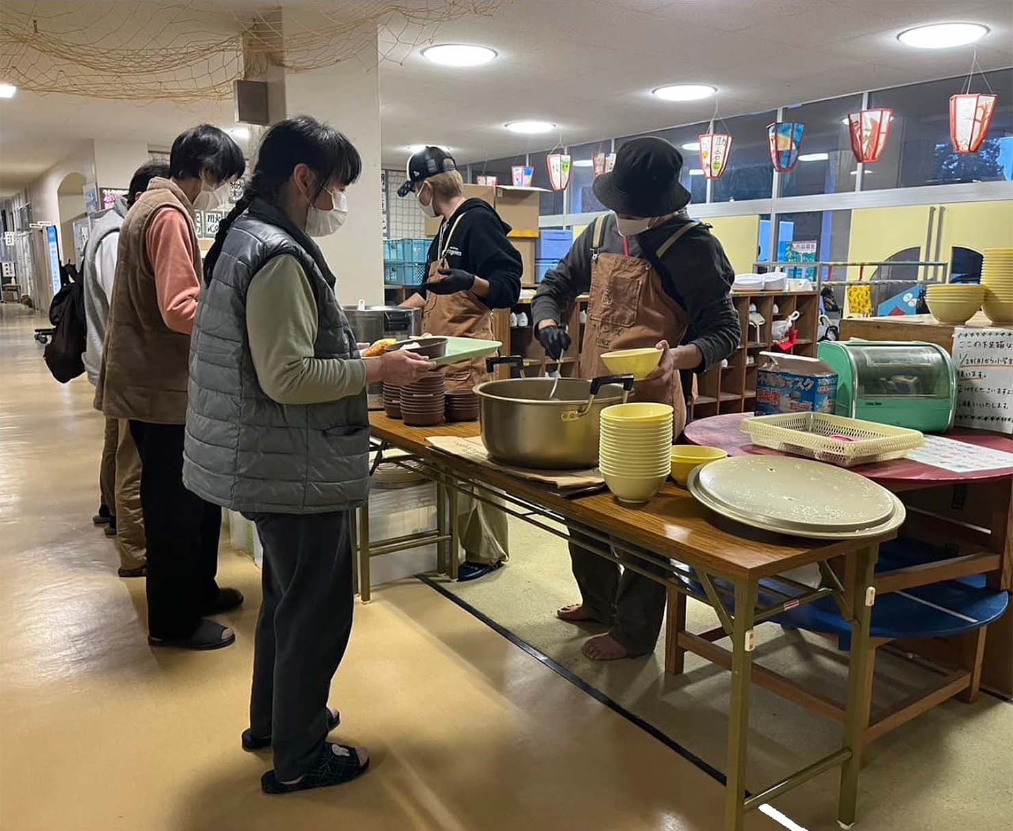 今年の橋の下の会場には奥能登横丁と題された一角が作られたほか、震災によって存続が危ぶまれた珠洲の「ちょんがり節」保存会が出演するなど、協調と再生のための取り組みが行われた。 写真は橋の下チームが能登の災害地域で行った支援活動の様子