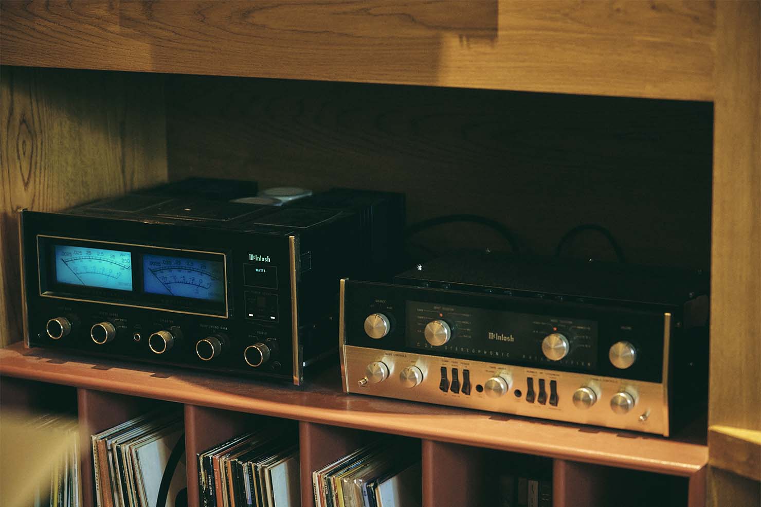 McIntoshのメインアンプMC2255と真空管プリアンプMcIntosh C22
