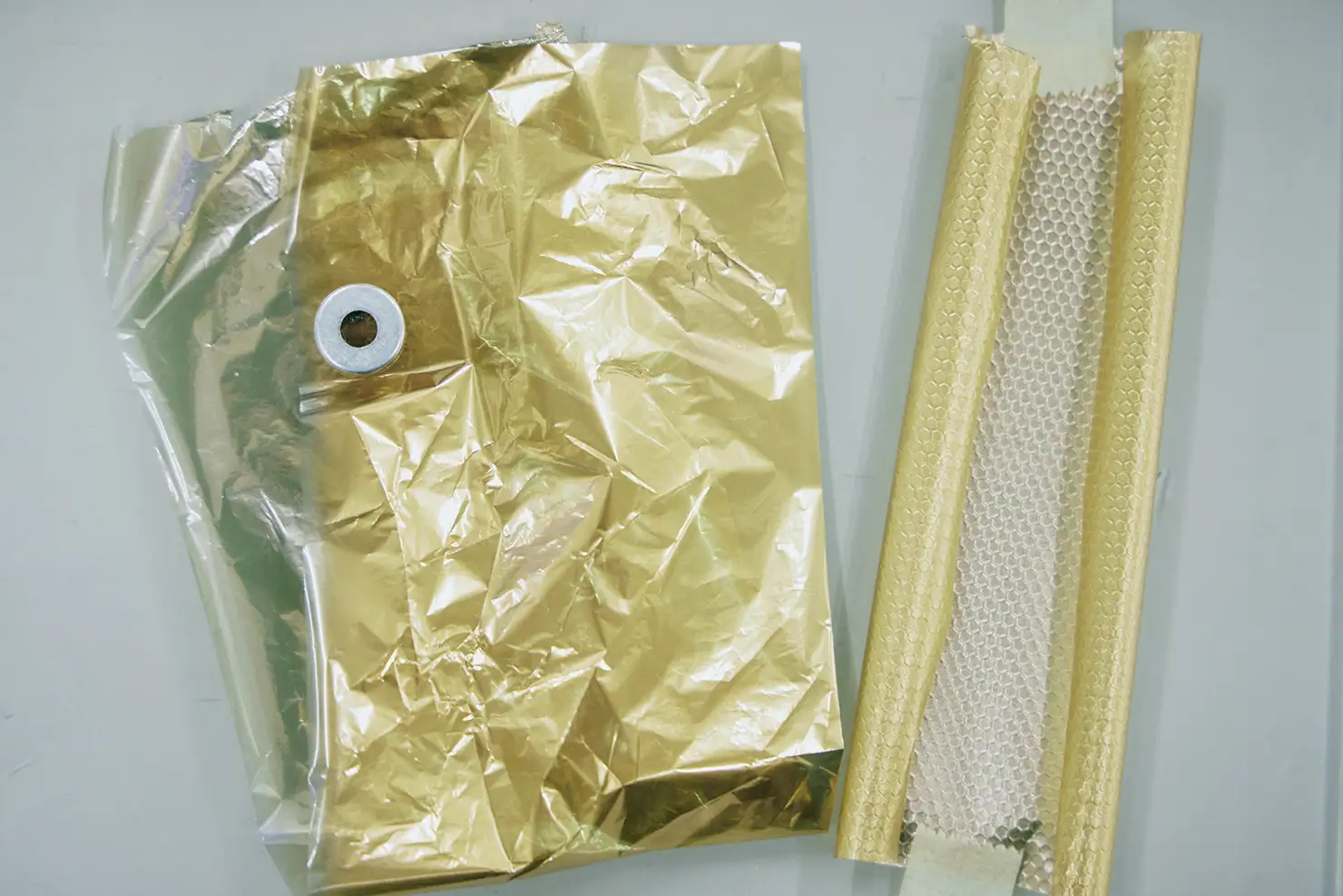 オーディオテクニカの振動板は高分子フィルムに金蒸着を施したもので作られている。代替として使える素材もあるそうだが、ずっと素材は変わっていない。