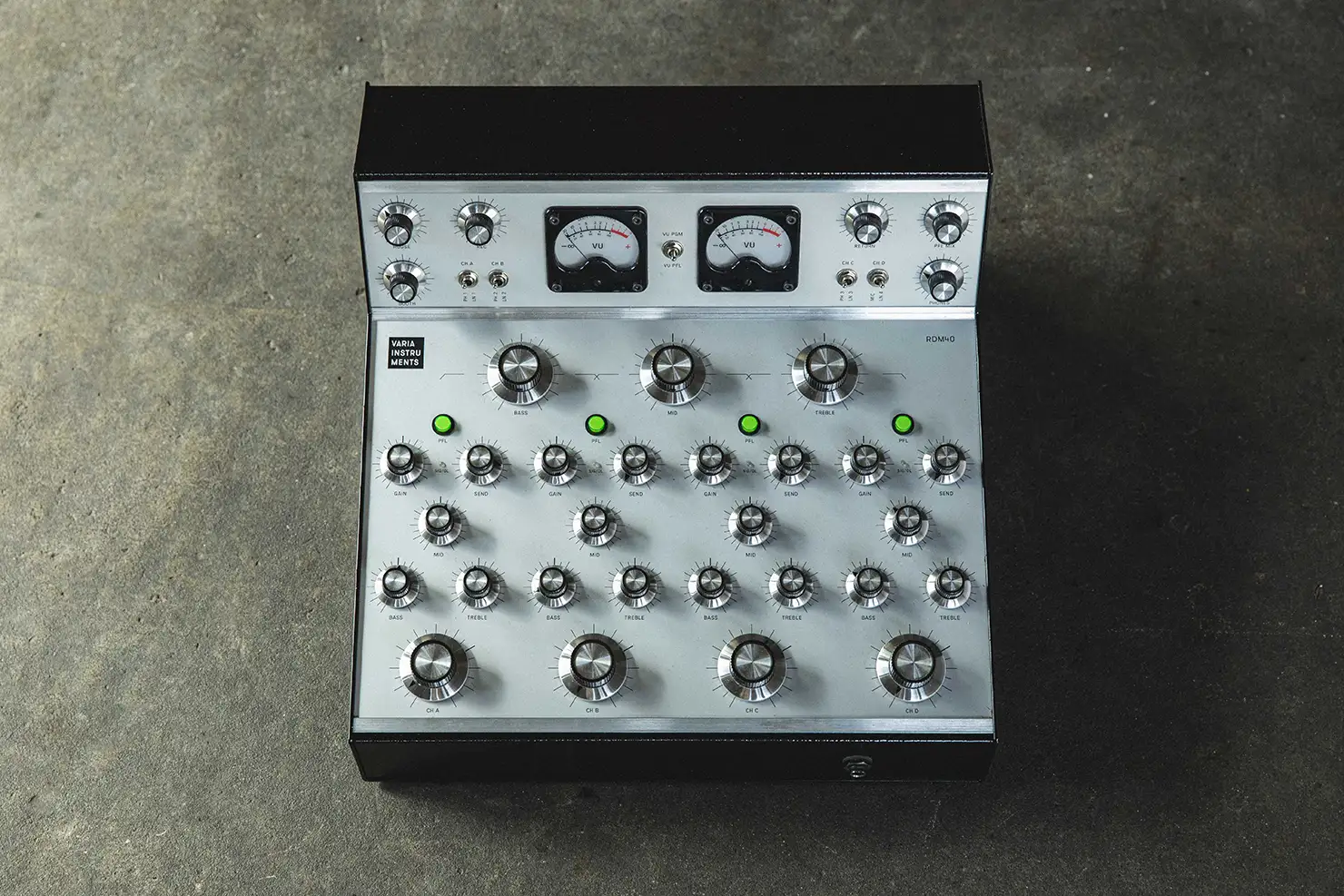 Varia Instruments「RDM40」——特徴的なレイアウトと一貫した操作性が魅力