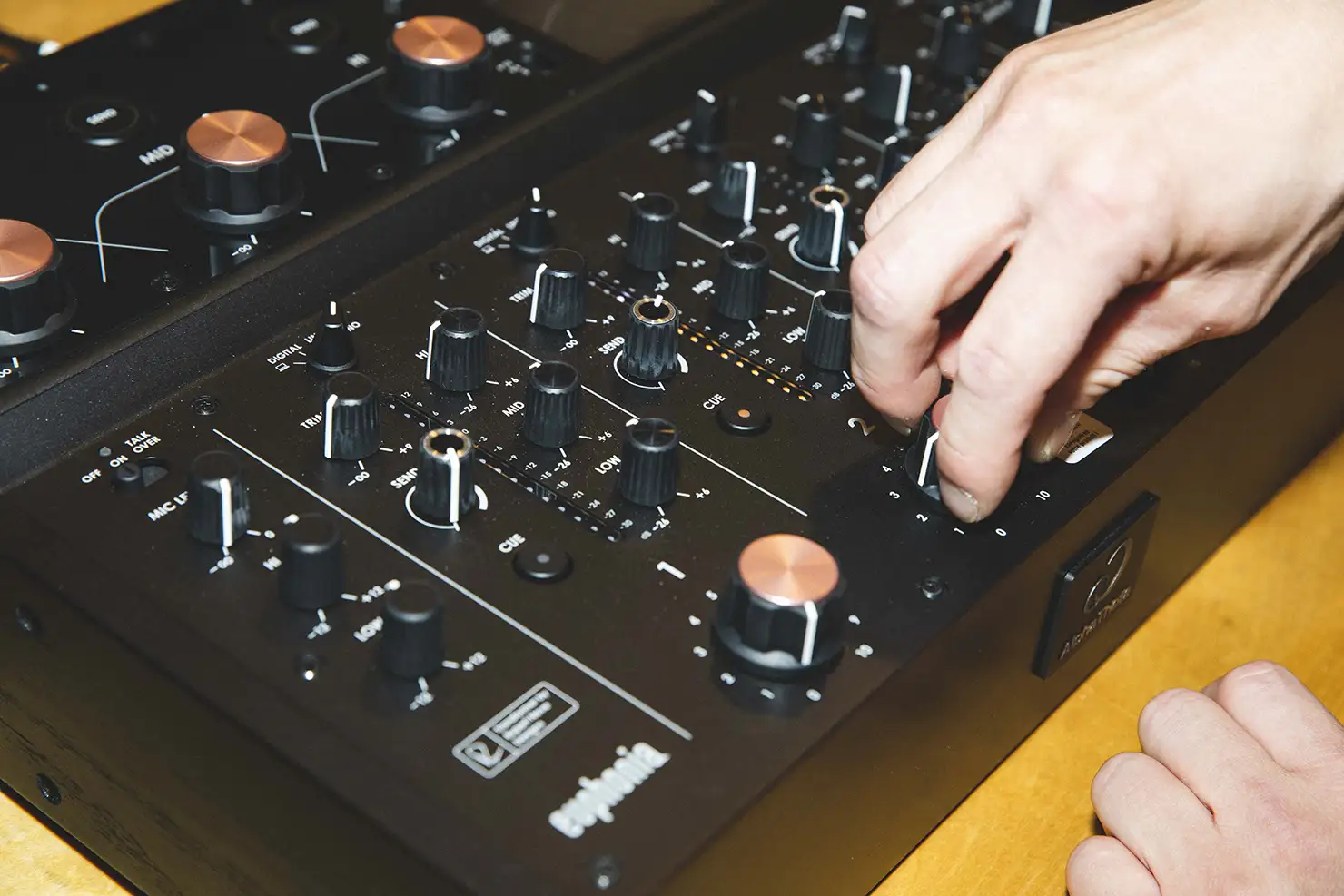 AlphaTheta株式会社が発売している他のDJミキサーと同様に、特定の帯域だけにエフェクトをかけることが可能