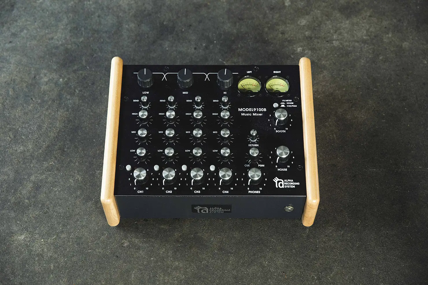 高品位なプロオーディオ機器で知られるRupert Neve Designs社のライントランスの採用も特徴