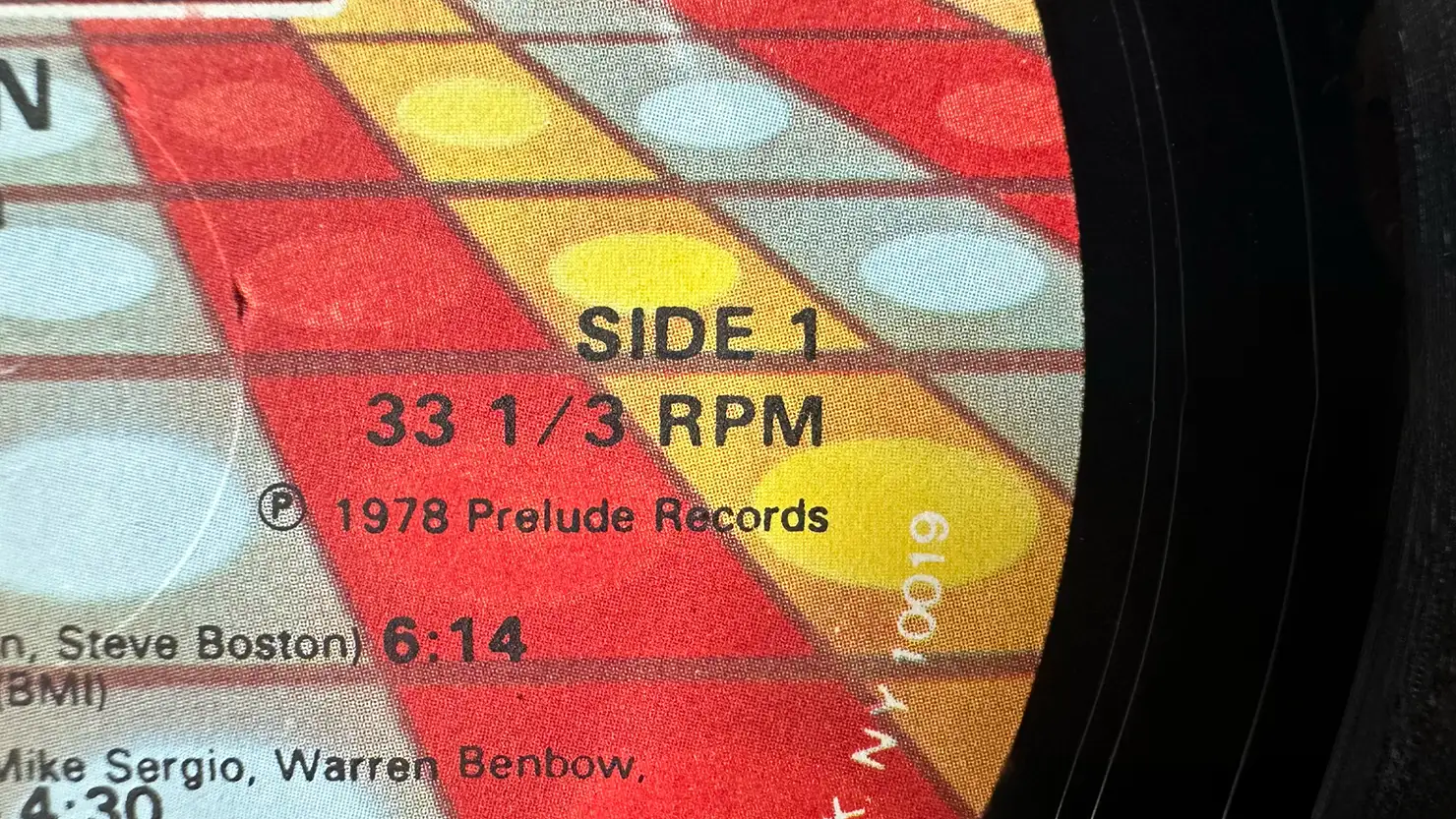 33rpmと45rpmはどうやって見分けるの？