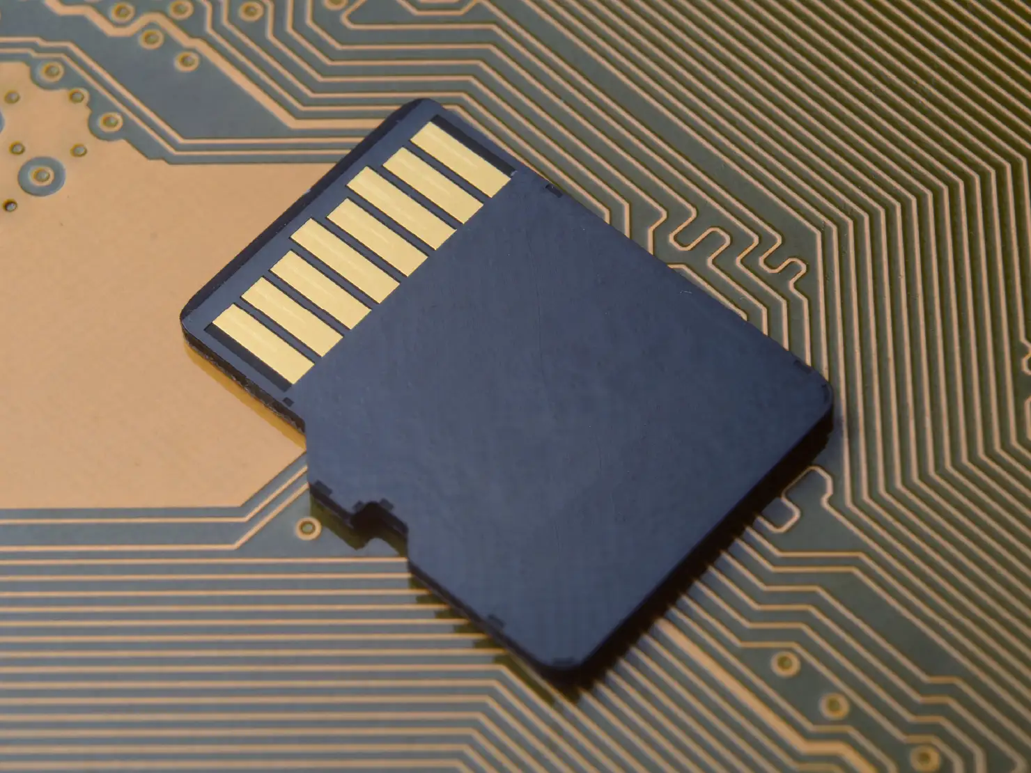 DAPでは「MicroSDカード」や本体内のストレージに音楽ファイルを保存します