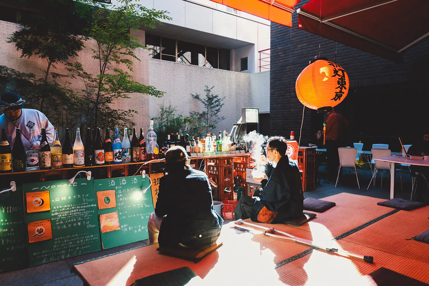 「提灯東京」の屋台。麻辣まぜそば、バラナン丼などが振る舞われた。