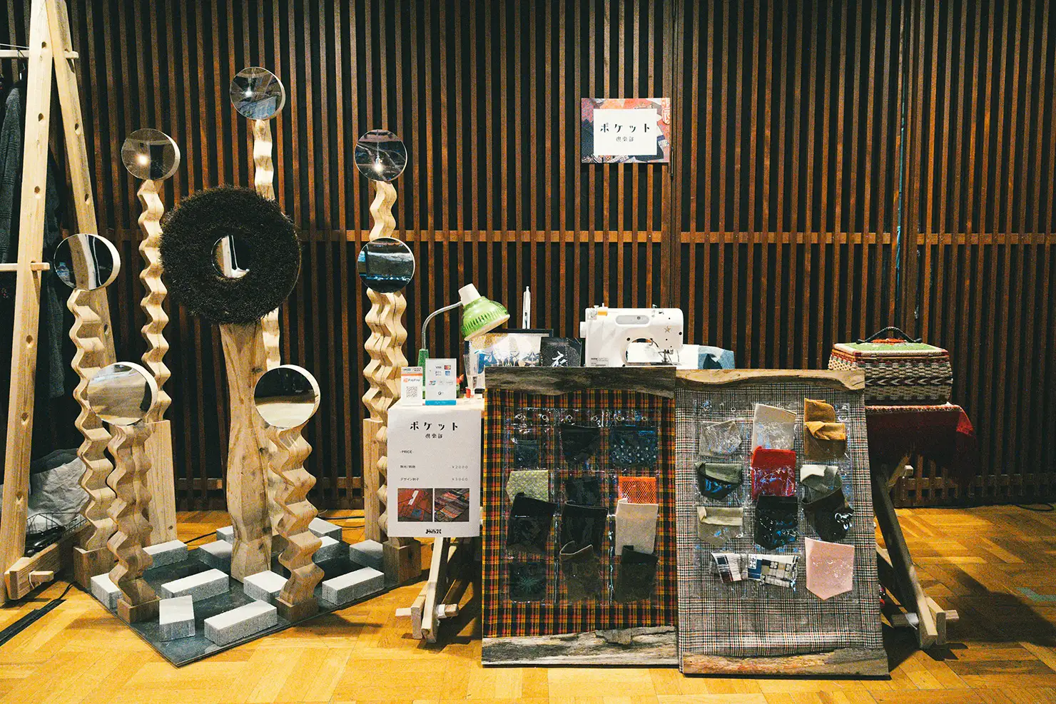 （左）アーティスト 太田琢人の作品「鏡像:ヤマタノオロチ」（右）「樂商店」のポケットカスタムワークショップ