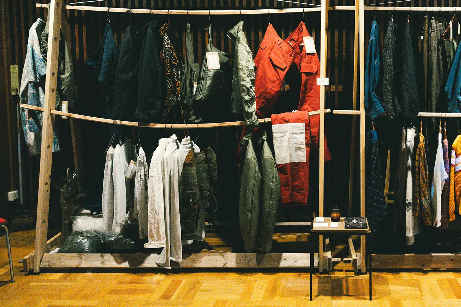 「Pablo Griniche」の服が並ぶ。上段カーキ色のブルゾンがパラシュート生地で作られたもの。