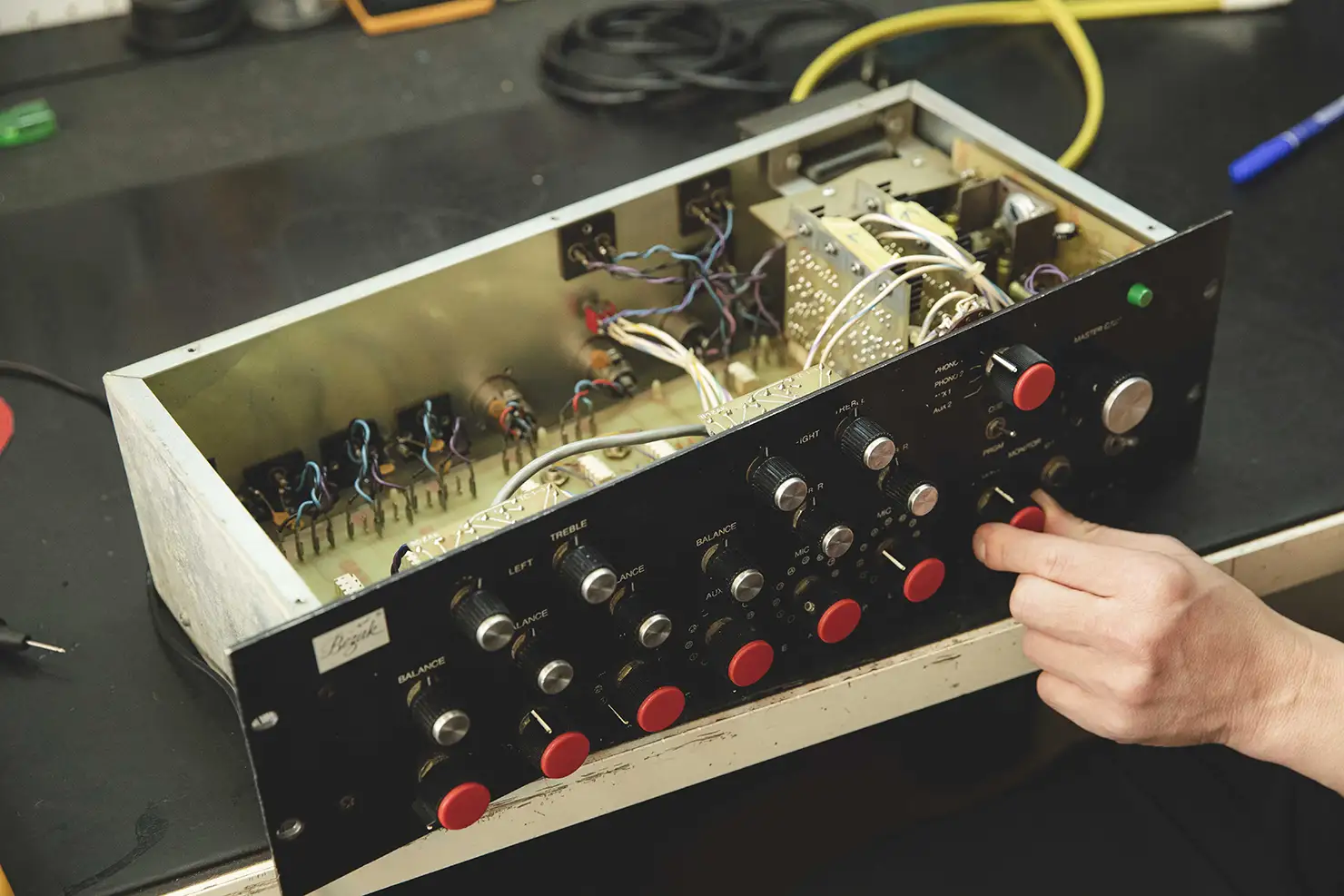 世界初の商業用ロータリーミキサーであるBozak CMA-10-2DL。前オーナーにより一部のつまみが赤色のものに変更されている。