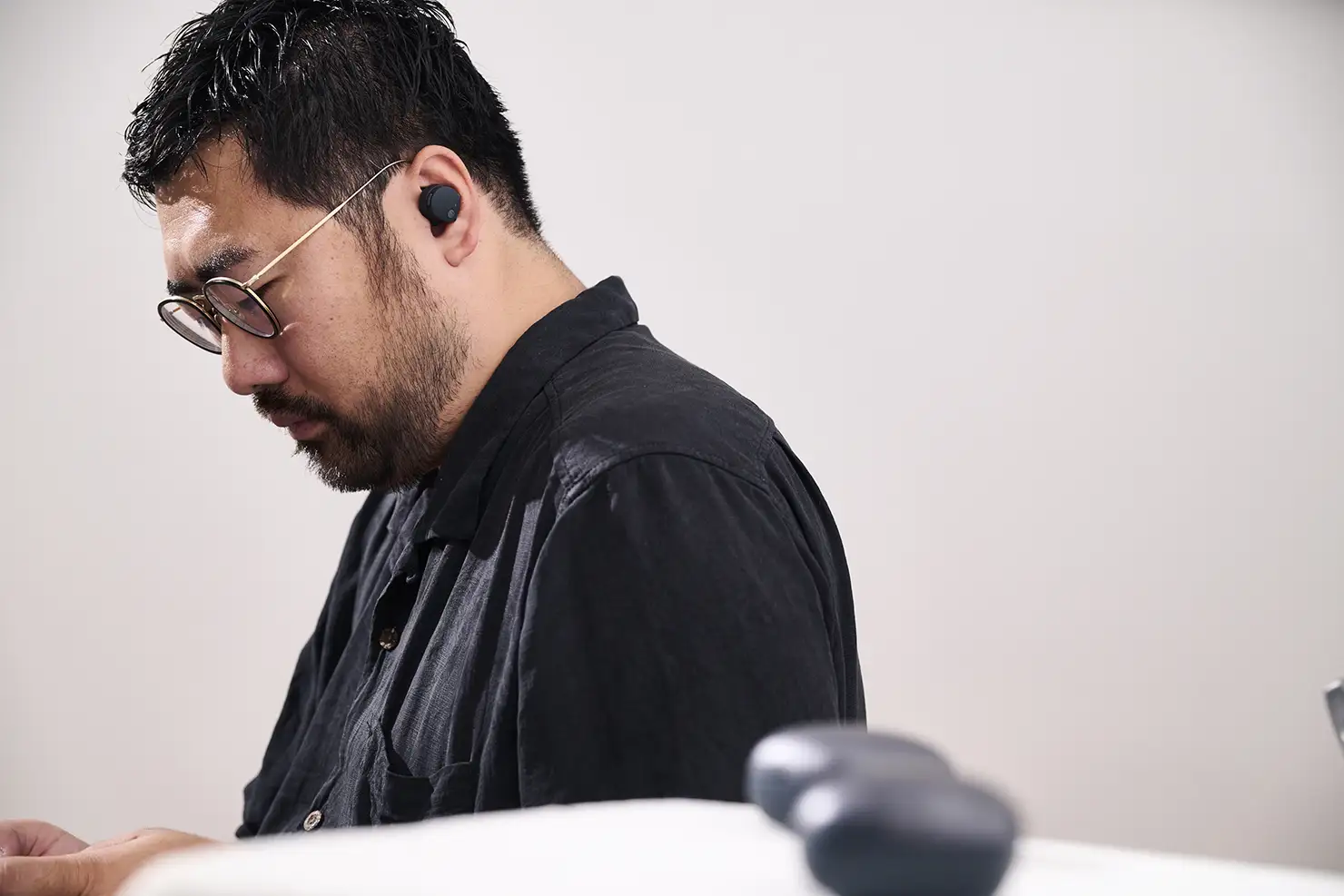「ワイヤレスイヤホンのバッテリー持ちが悩みだったので、『ATH-CKS50TW2』のロングバッテリーはありがたいですね。あとベース音がすごい。ベースって、強ければ強いほど良いですから（笑）。イコライジングで自分好みに調整して、映画見たりしたいですね」