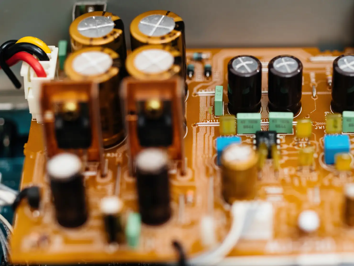 内部に使われているコンデンサーや抵抗器などが、通電されることにより音質が向上する、というより設計時の値を発揮することができるようになる