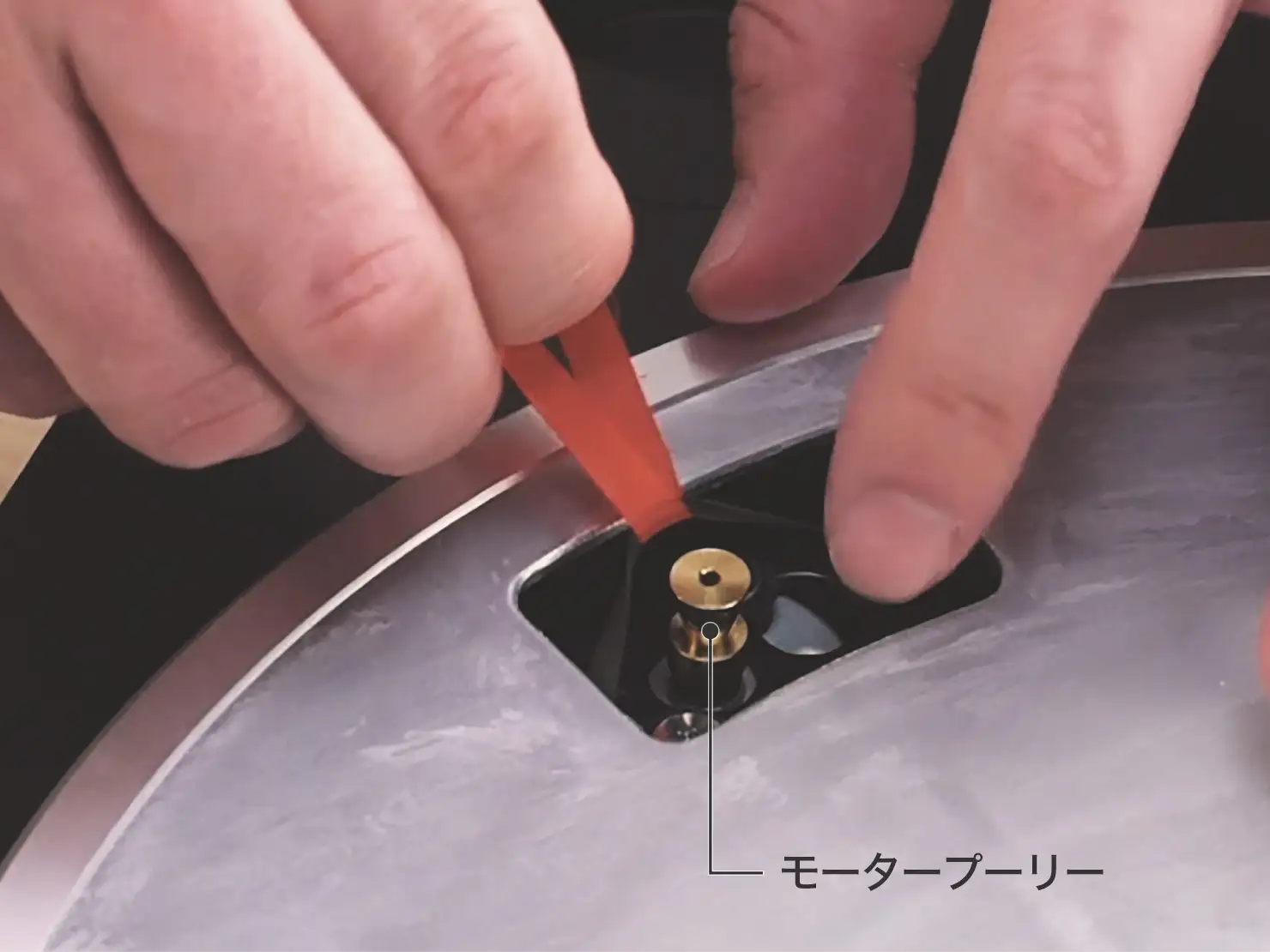 多くのACモーター採用プレーヤーは、回転数を変更する際に何らかの方法で径の違うモータープーリーにベルトをかけ替えなければなりません