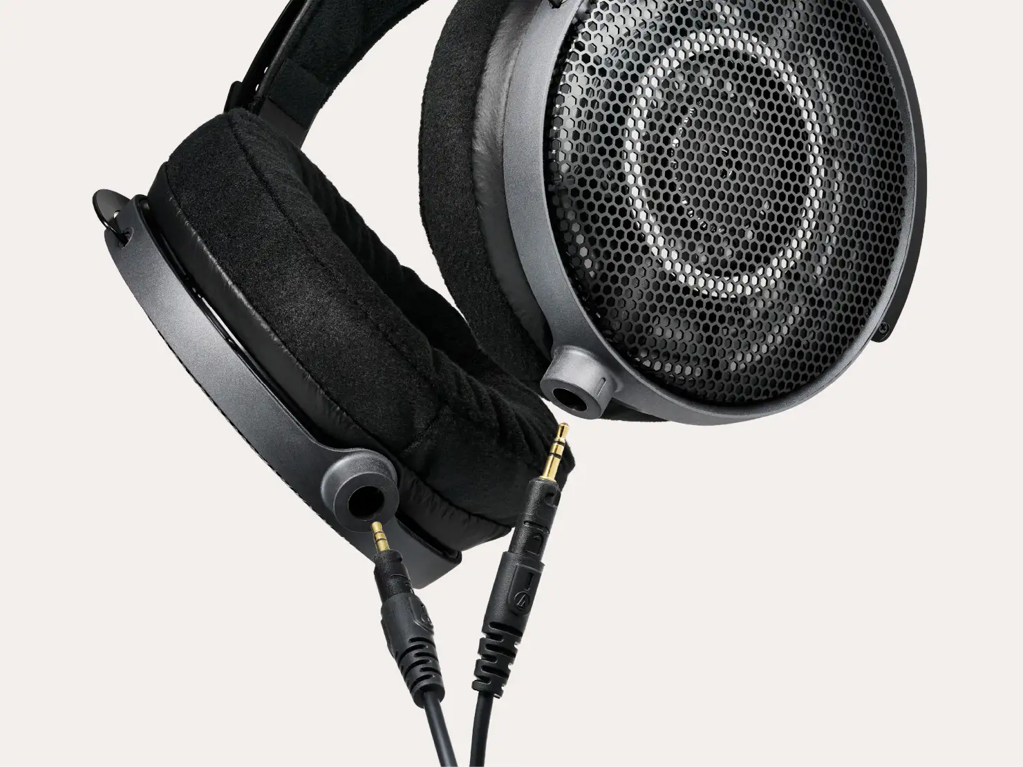 入力端子 ヘッドホンやイヤホンに音声信号を供給するための接続部のこと。
