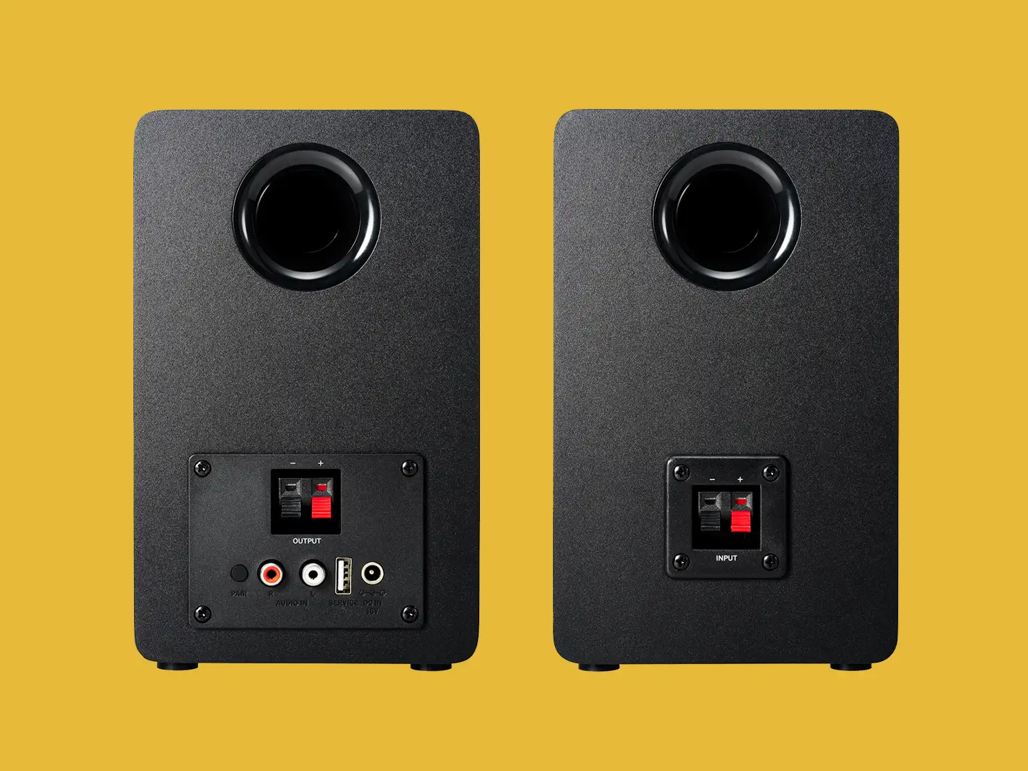 入力端子 アンプなどの外部機器からスピーカーへ音声信号を送るための接続端子のこと