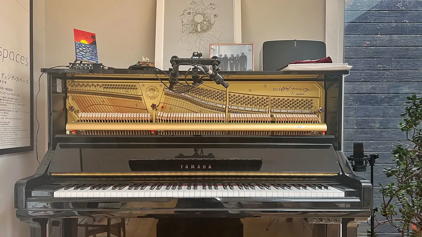 坂本龍一氏から譲られたYAMAHAのアップライトピアノYU3S。屋根の上には、坂本龍一氏、大友良英氏、デヴィッド・シルヴィアン氏、トム・ヴァーレイン氏と共に撮影された写真が飾られている。（Photo by Taylor Deupree）