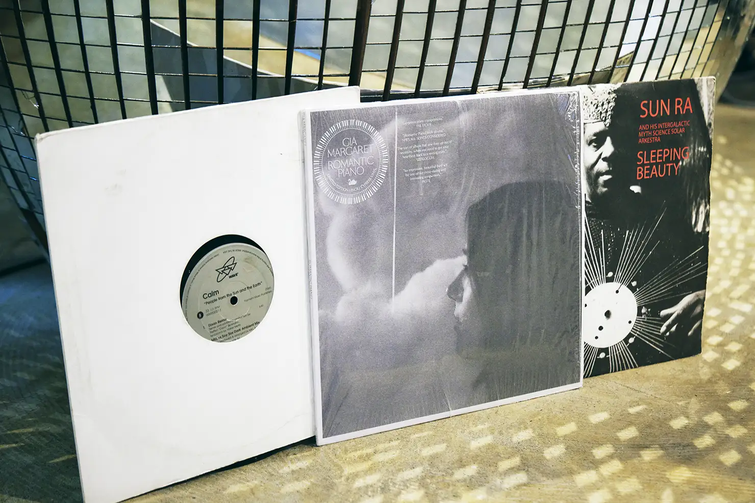 左から順に、カーム（Calm） 『PEOPLE OF THE SUN AND THE EARTH』、ジア・マーガレット（Gia Margaret） 『ROMANTIC PIANO』、サン・ラー（Sun Ra） 『SLEEPING BEAUTY』