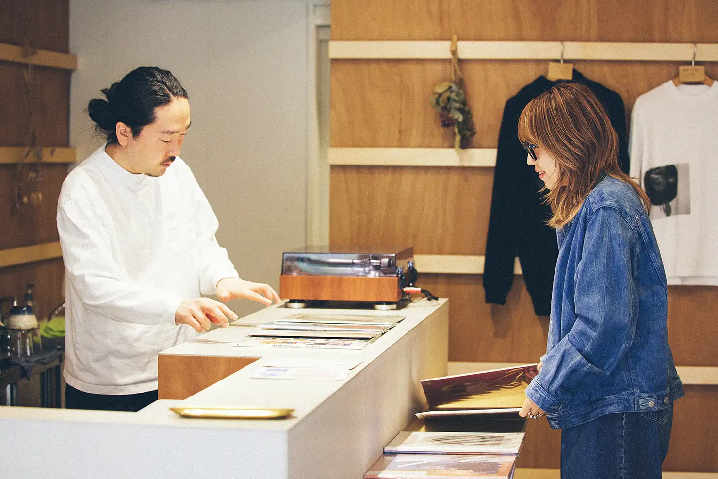 店主の中澤さん（左）に試聴させていただきました