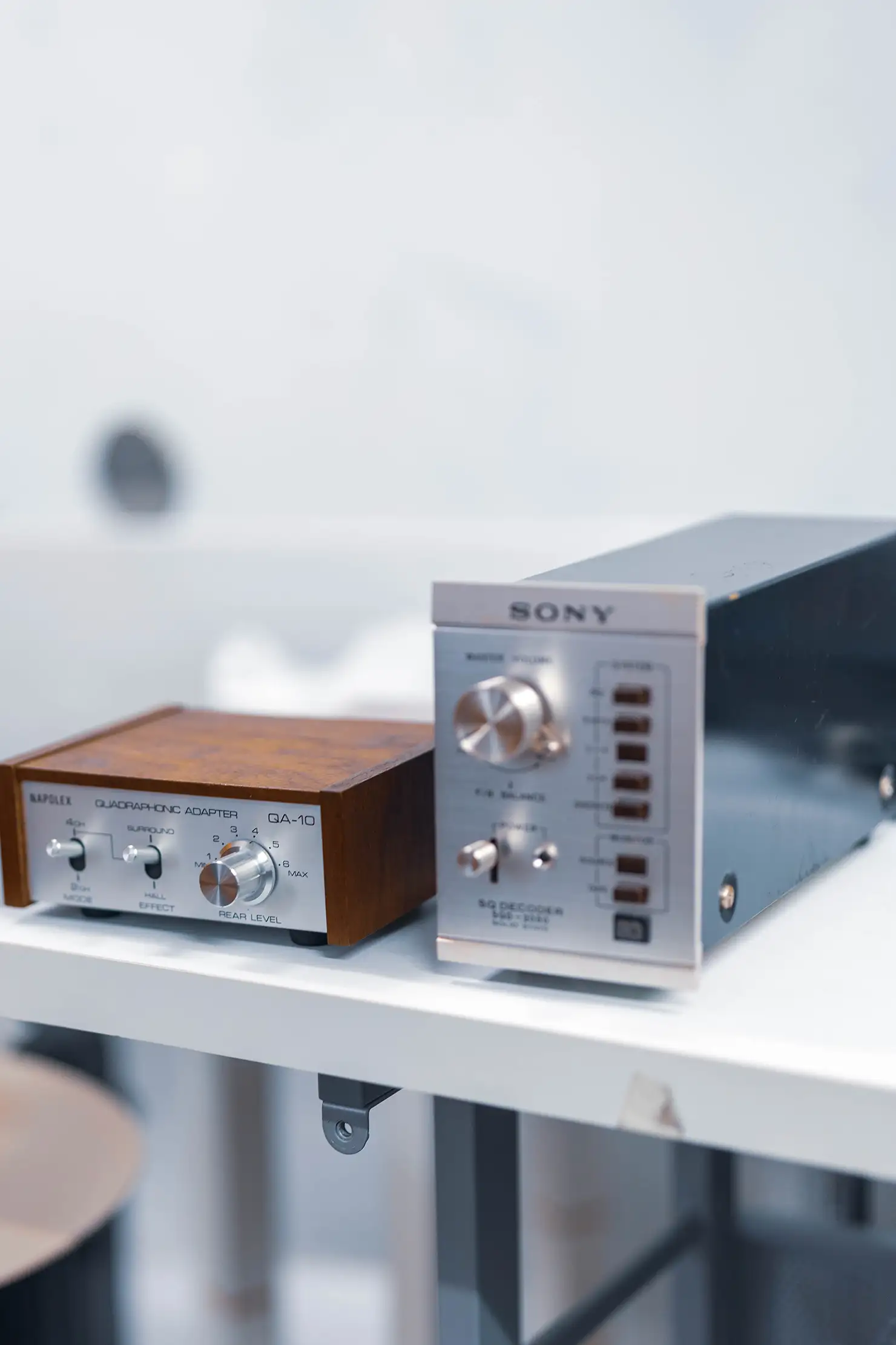 4チャンネルステレオアダプター（NAPOLEX QA-10 1971製、左）、SQ 4チャンネルデコーダー（SONY SQD-2050 1973製、右）、共に尾島の私物
