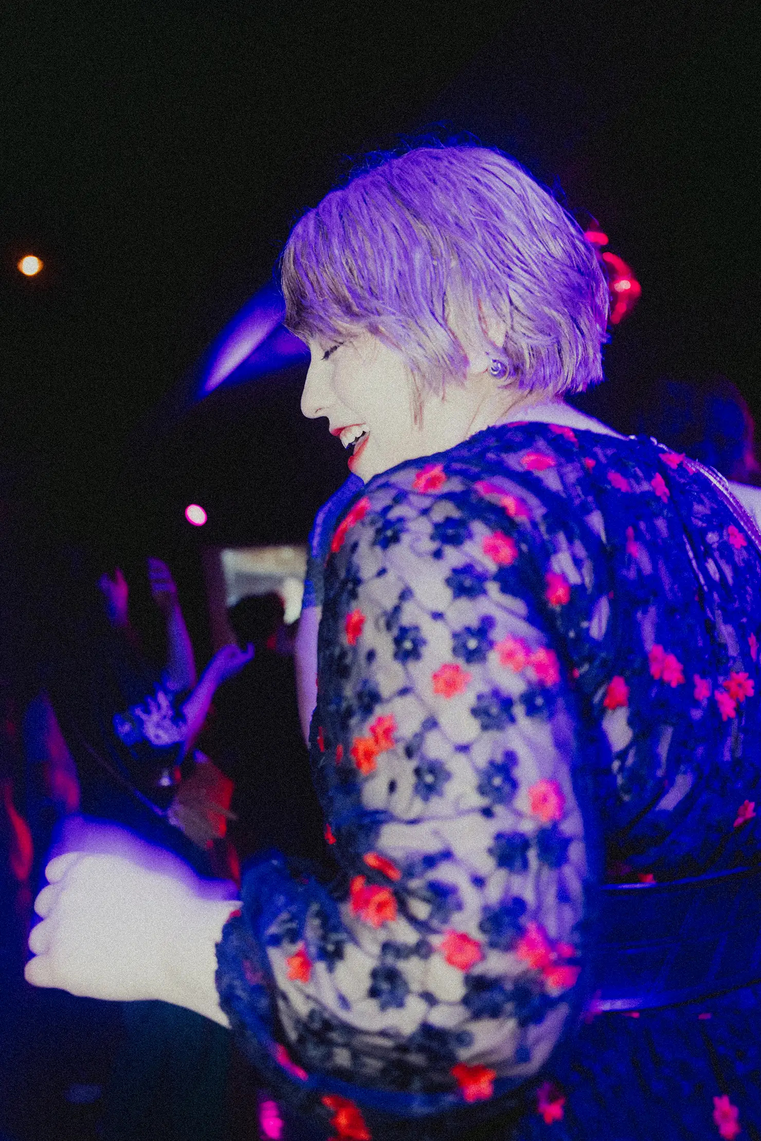 この日の取材には、都内で若手DJとして活躍する傍ら新宿三丁目でDisco Devil（2025年9月27日閉店予定）というバーを営むHannahさんが同行してくれた。「Back To The 80’s 東亜」の、クラブにはない盛り上がり方に刺激を受けたよう
