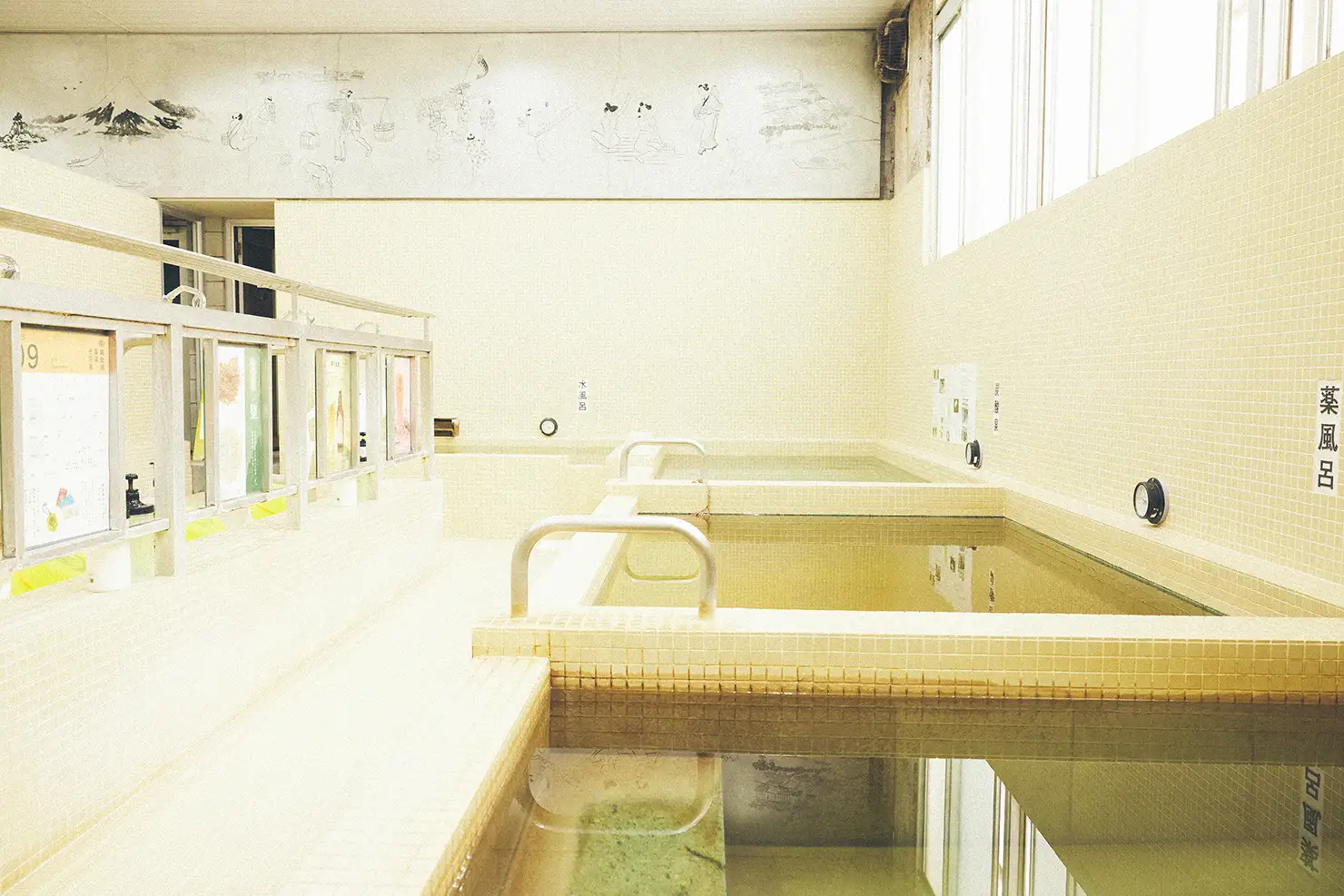 お風呂は日替わりの薬湯（40℃）、炭酸泉（36℃）、水風呂（18〜20℃）の３種類
