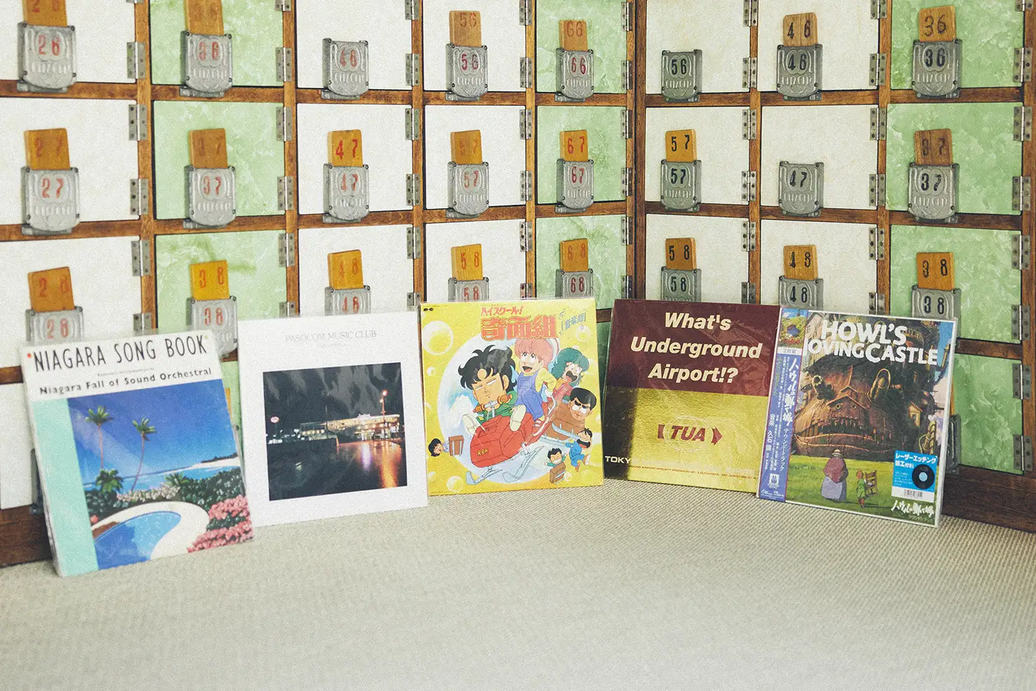 黄金湯スタッフのお気に入りレコード。左から『NIAGARA&nbsp; SONG BOOK』（大瀧詠一）、『DREAM WALK』（パソコン音楽クラブ）、『ハイスクール！奇面組 音楽組』、『TOKYO UNDERGROUND AIRPORT／What’s Underground Airport!?』（砂原良徳）、『ハウルの動く城 サウンドトラック』（久石譲）
