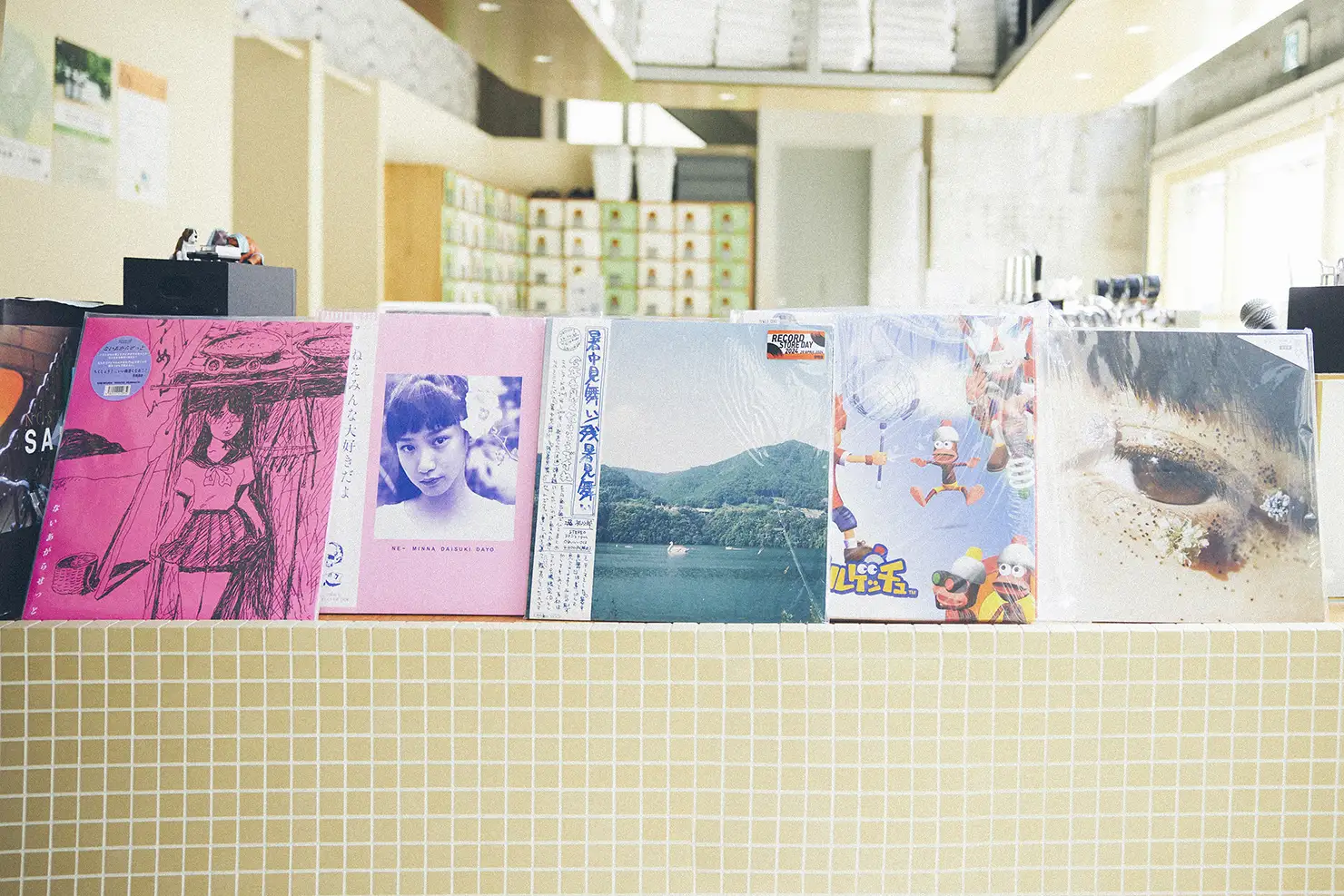 黄金湯スタッフのお気に入りレコード。左から『ないあがらせっと』（ないあがらせっと）、『ねえみんな大好きだよ』（銀杏BOYZ）、『暑中見舞い／残暑見舞い』（工藤祐次郎）、『サルゲッチュ』（寺田創一）、『祝祭』（カネコアヤノ）