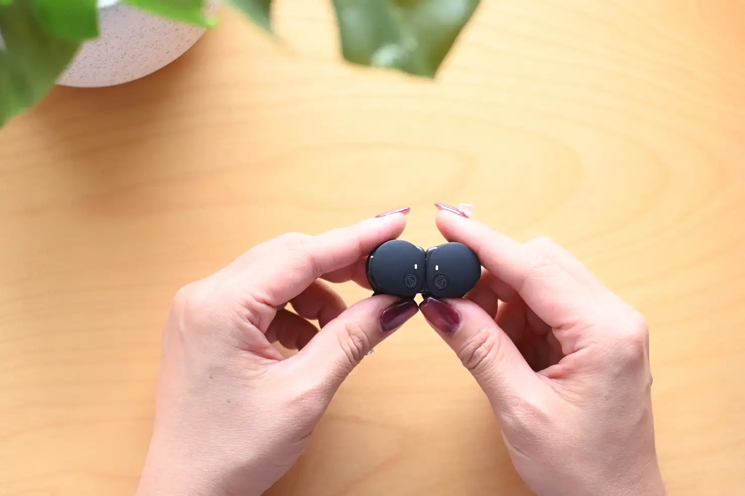 マグネティックスイッチとは、イヤホン同士をカチッとくっつけることで電源をオン／オフできる機能