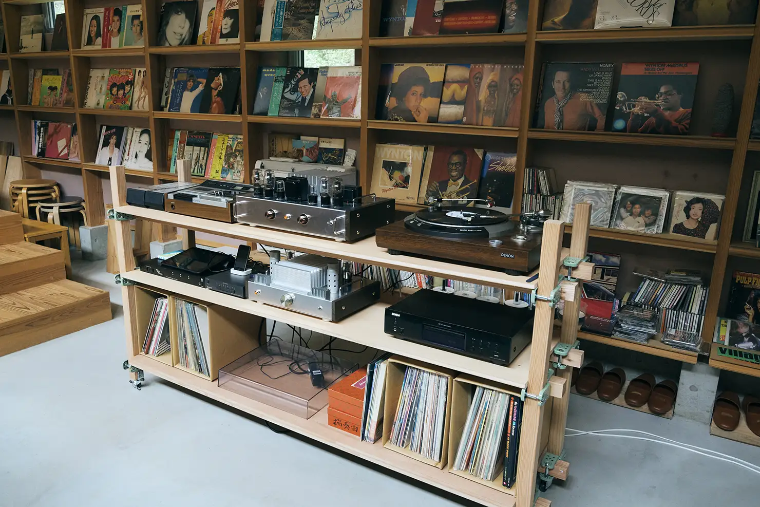 清田さんがDIYで作ったラックに収まるシステム全景。メインの出力源となっているレコードプレイヤーはDENON（デノン）のDP-50M。「アンプ以外、高価なものは一切使っていないです。オーディオは沼だからね」とのこと。