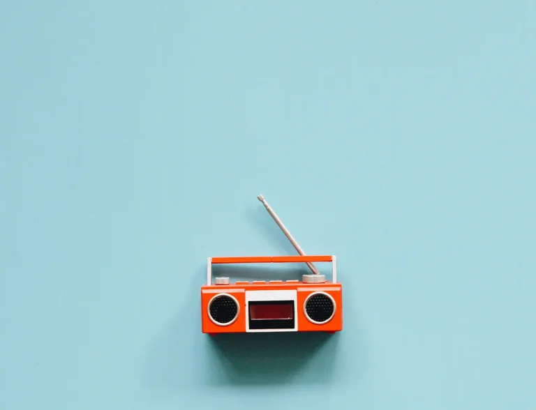 FMとAMの違いとは？音質・仕組み・周波数からわかる、ラジオ放送の基本
