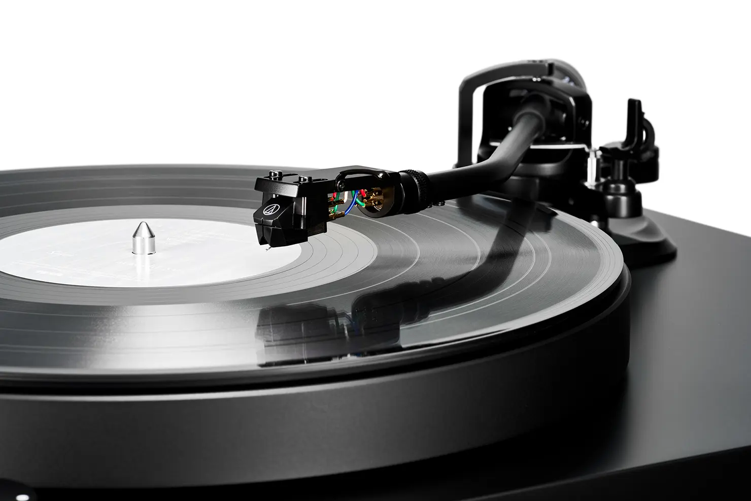 モーターはダイレクトドライブで、回転数は33/45/78rpmの3スピードに対応