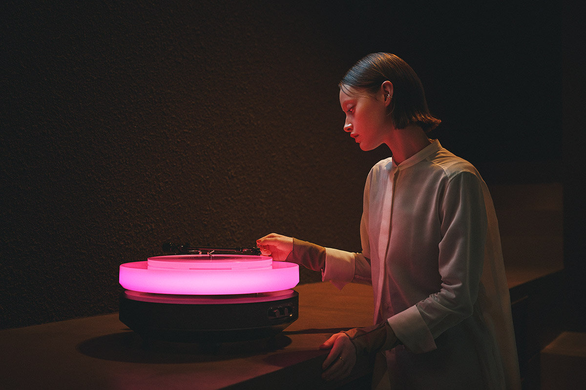 AT-FTT：浮遊するレコードと揺らめくライティング
